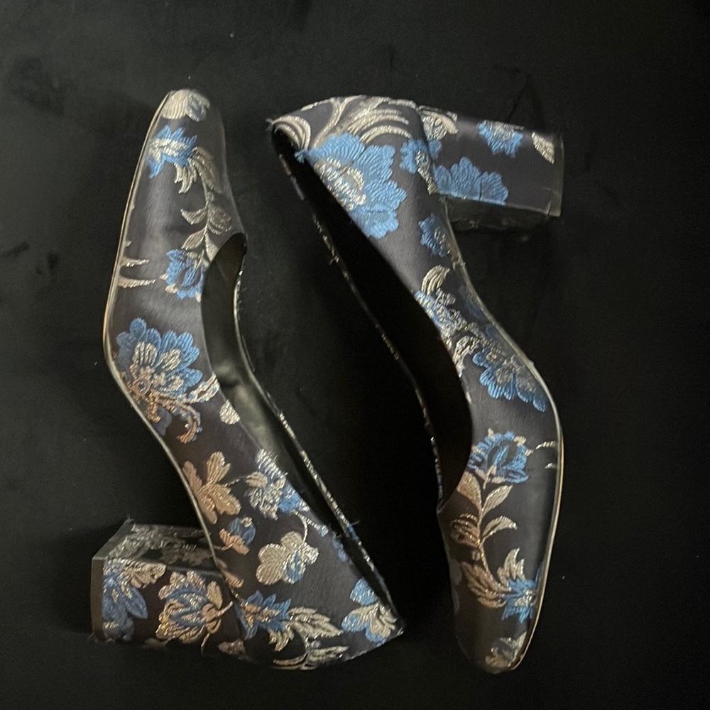 Embroidered GAP round toe block heel pump
